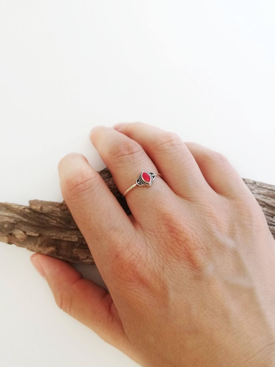 anillo esmalte rojo mano