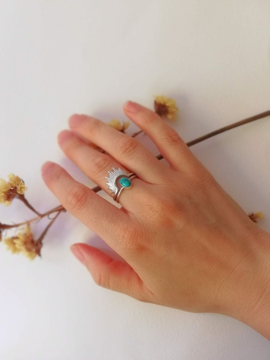 anillo cabujón imitación turquesa con anillo rayos de sol