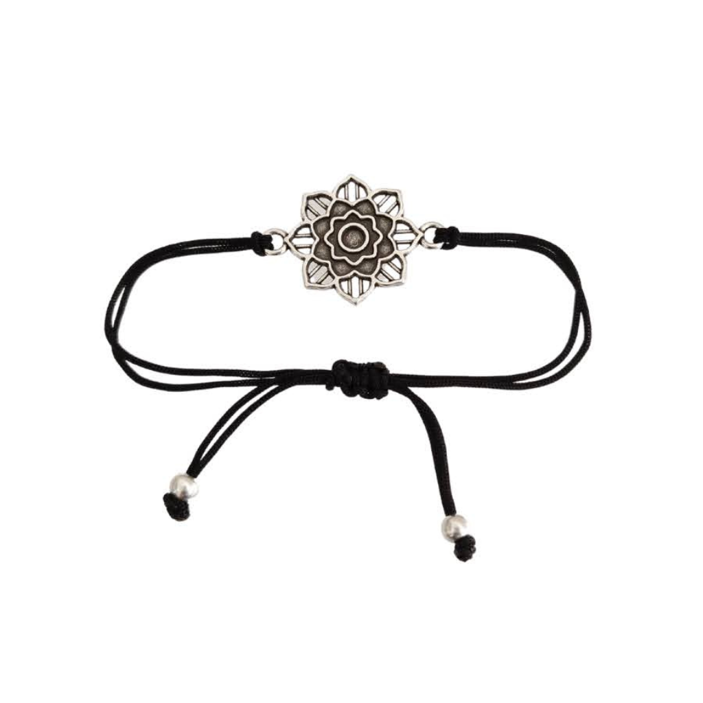 Pulsera de Hilo Estilo Boho con Flor Calada y Nudo Macramé hilo negro