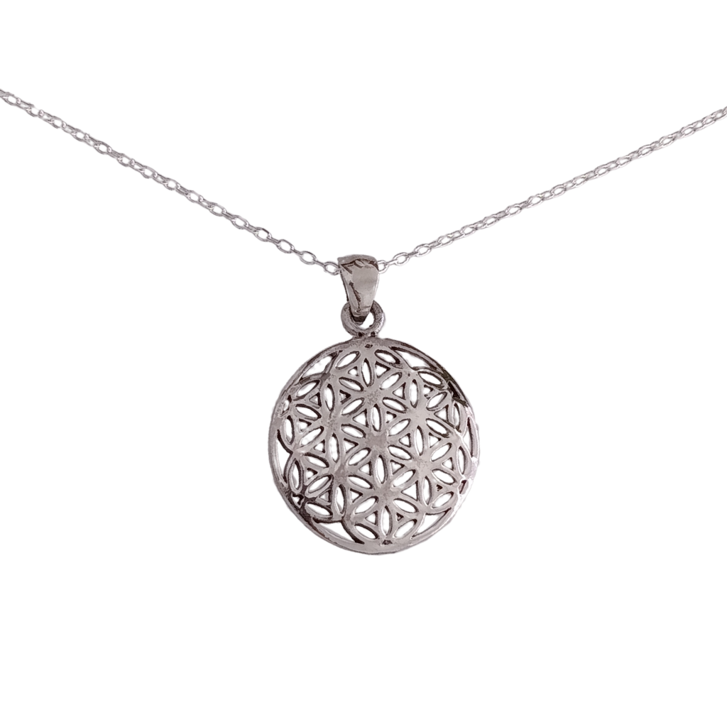 Colgante Flor de la vida con cadena en plata de ley 925 en fondo blanco